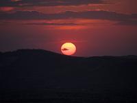 Sonne rollt den Hang hinab